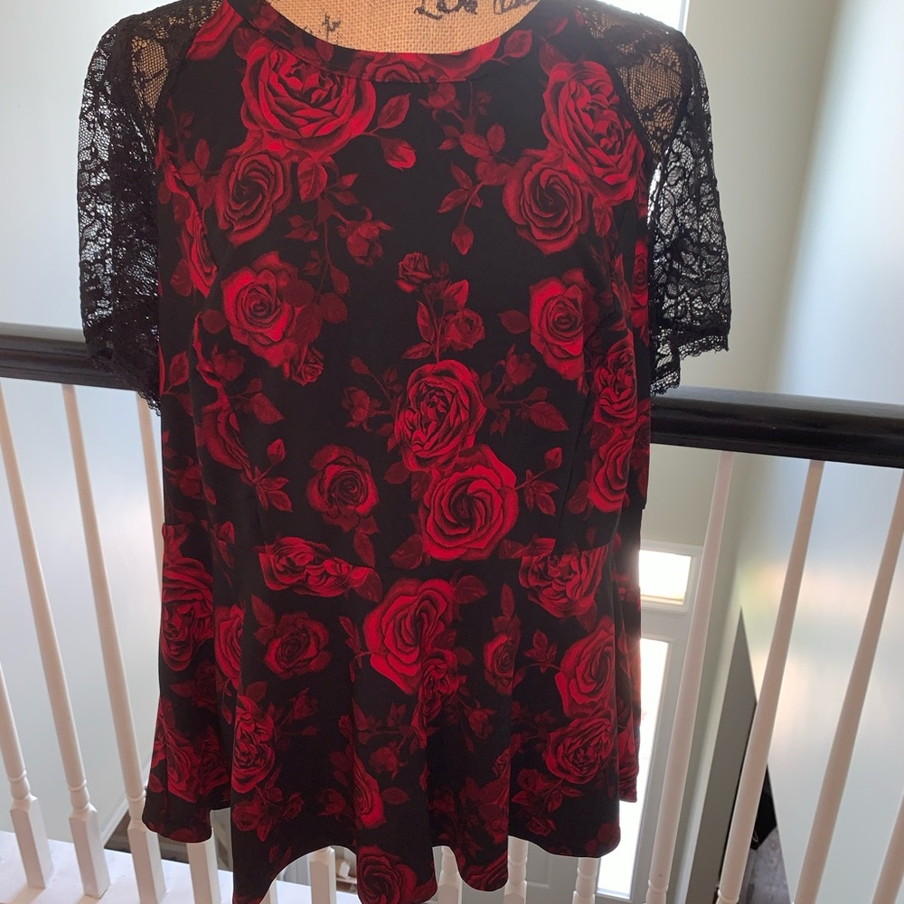 NWT Torrid Rose Print Top in SZ 1 with Lacy Arms